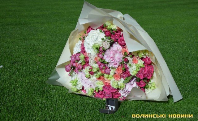 У Луцьку на стадіоні хлопець романтично освідчився коханій. ФОТО