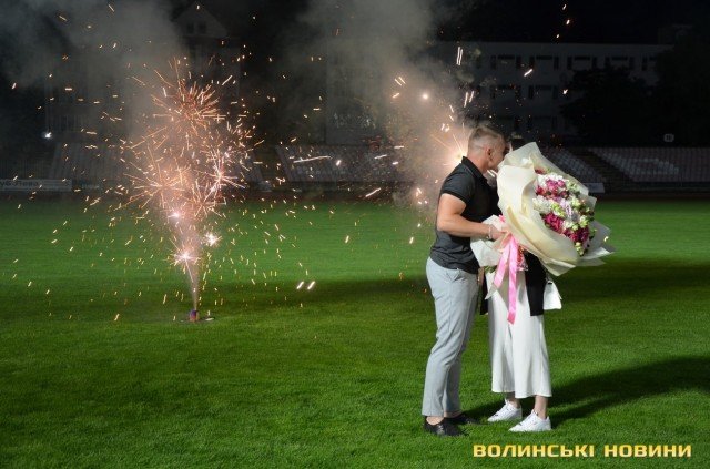 У Луцьку на стадіоні хлопець романтично освідчився коханій. ФОТО