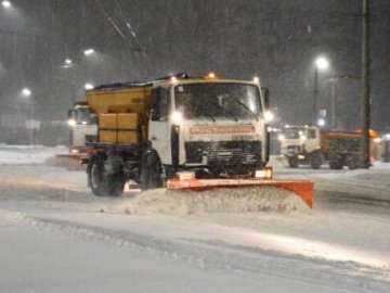 У Луцьку хочуть чистити дороги: водіїв просять прибрати авто з узбіч