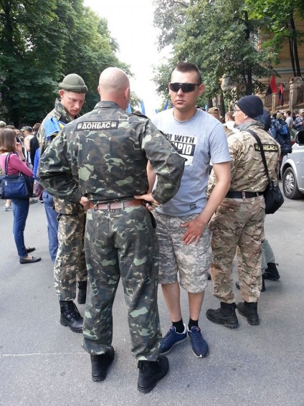 Під вікнами Порошенка вимагають скасувати перемир’я і визнати, що на Сході – війна. ФОТО