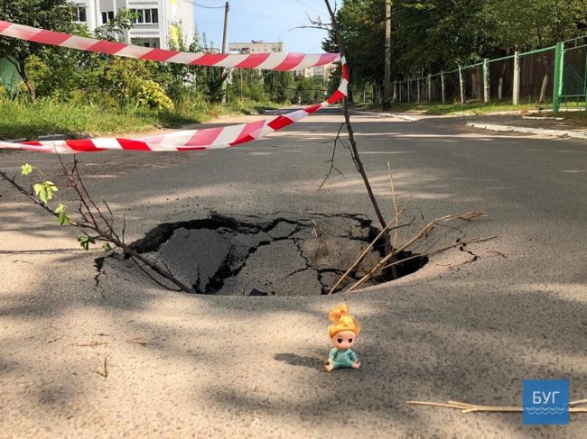 У місті на Волині – небезпечна діра посеред дороги. ФОТО