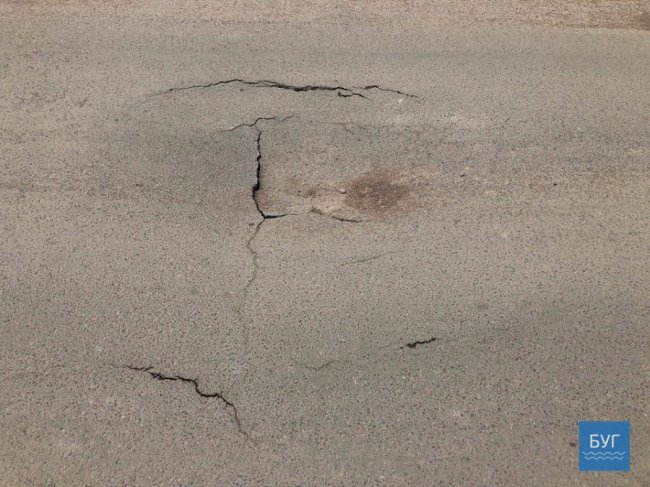 У місті на Волині – небезпечна діра посеред дороги. ФОТО