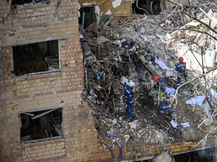 У Києві завершили пошуково-рятувальні роботи: російська ракета забрала життя 9 людей