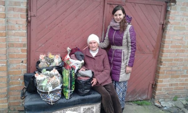 88-річна бабуся з Луцька зв’язала 50 пар шкарпеток бійцям. ФОТО