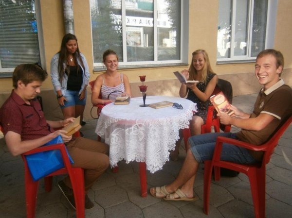 Книжковий флешмоб в Луцьку. ФОТО