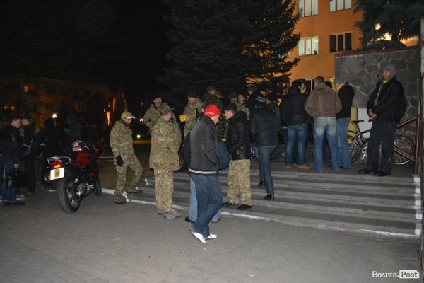 Самооборона під Луцькрадою чекає офіційних даних. ФОТО