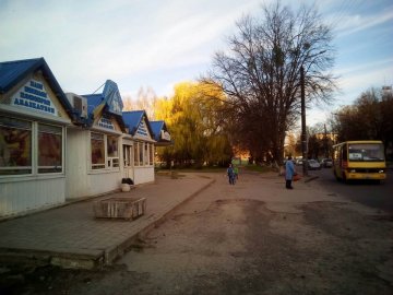 У Луцьку просять відремонтувати тротуар на зупинці біля клубу