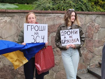 У Луцьку – мирна акція протесту «Спочатку дрони». ФОТО