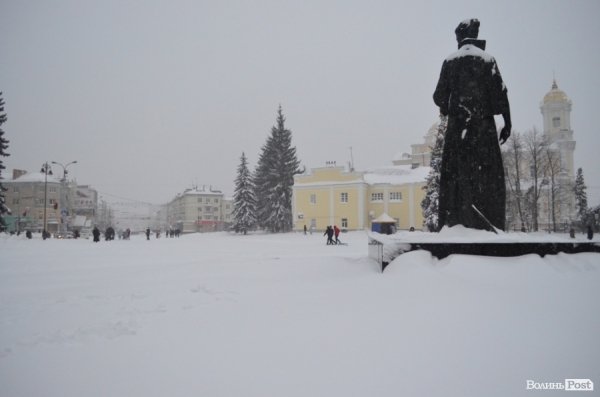 Як Луцьк замело снігом. ФОТО