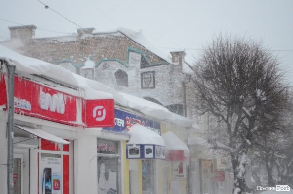Як Луцьк замело снігом. ФОТО