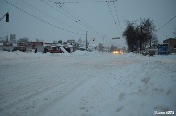 Як Луцьк замело снігом. ФОТО
