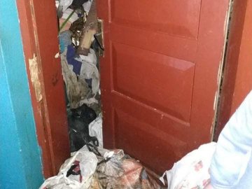 Муніципали зобов'язали лучанина винести сміття, яке у квартиру несла його мати. ФОТО