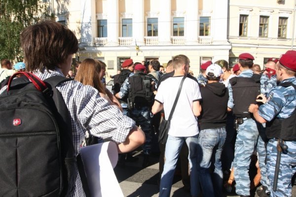 Як у Києві через Фаріон билися свободівці та «студенти». ФОТО. ВІДЕО