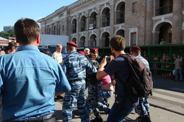 Як у Києві через Фаріон билися свободівці та «студенти». ФОТО. ВІДЕО