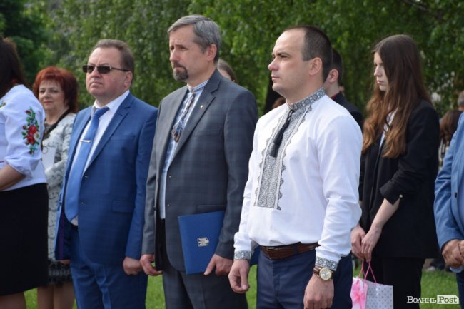 Емоції від драйву до сліз: останній дзвоник у луцькій школі №25. ФОТО