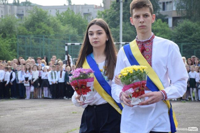 Емоції від драйву до сліз: останній дзвоник у луцькій школі №25. ФОТО