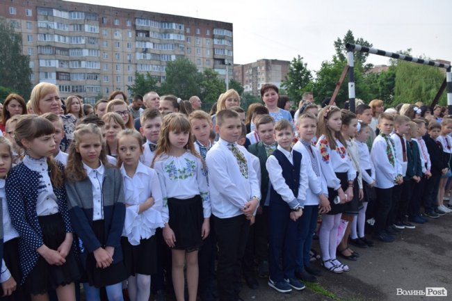 Емоції від драйву до сліз: останній дзвоник у луцькій школі №25. ФОТО