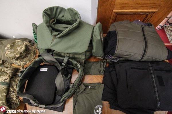 Нові зразки одягу і продовольчого пайка для військовослужбовців. ФОТО