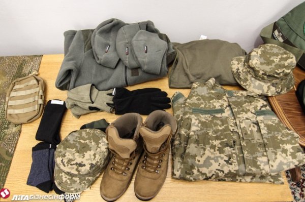 Нові зразки одягу і продовольчого пайка для військовослужбовців. ФОТО