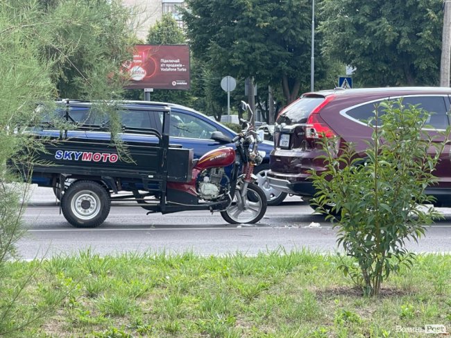У Луцьку – аварія: зіткнулися мотоцикл та автівка. ФОТО