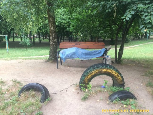 У луцькому сквері знайшли тіло атовця. ФОТО 18+