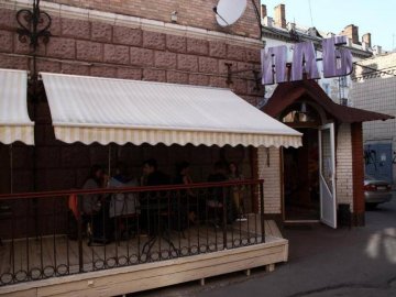 Пабу у центрі Луцька не дозволили встановити літній майданчик. ФОТО