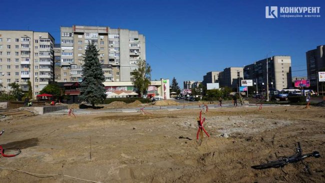 Площа перед РАЦСом у Луцьку: на якому етапі роботи. ФОТО