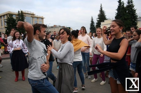 Іноземці вчили лучан танцювати. ФОТО