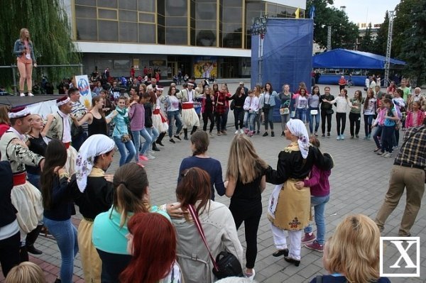 Іноземці вчили лучан танцювати. ФОТО