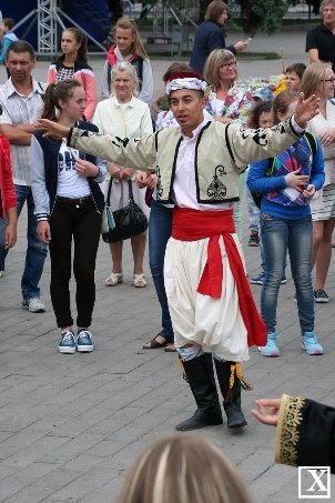 Іноземці вчили лучан танцювати. ФОТО