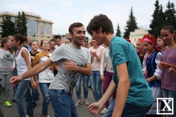 Іноземці вчили лучан танцювати. ФОТО