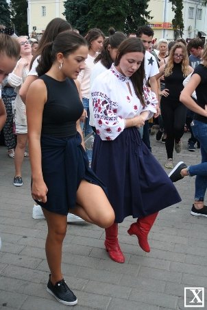 Іноземці вчили лучан танцювати. ФОТО