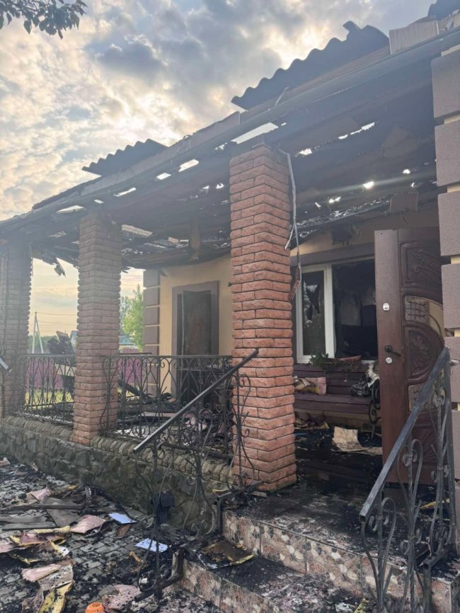 Від удару блискавки на Волині у військовослужбовця згорів будинок: потрібна допомога