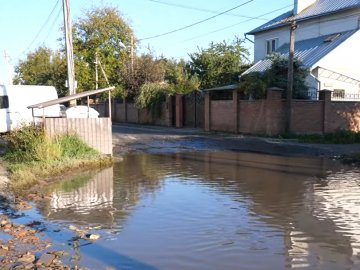 Тоне у глибоких калюжах: лучани просять відремонтувати «діряву» вулицю