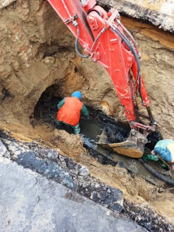 У Луцьку на Карпенка-Карого через обвал перекрили дорогу 