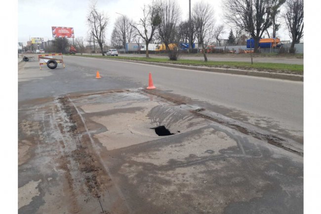 У Луцьку на Карпенка-Карого через обвал перекрили дорогу 