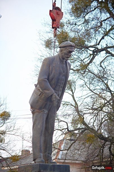 На Хмельниччині Леніна зносили екскаватором і краном. ФОТО