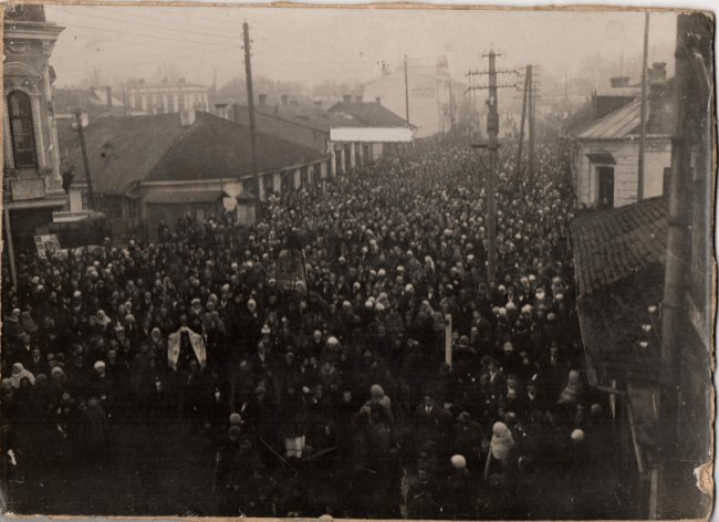 Зліва на фото: ось що було на місці Будинку мисливця до Другої світової. 30-ті роки