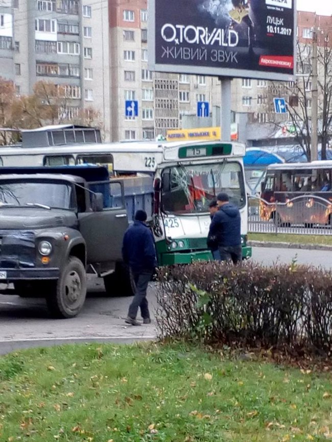 У Луцьку тролейбус протаранив ЗіЛ. ФОТО