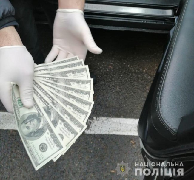 Обіцяв «відмазати» від армії: на Волині військового комісара впіймали на хабарі