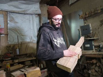 Майстер-самоучка з Луцька робить скрипку-довбанку з Лесиного ясена