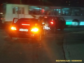 У Луцьку –  вечірня аварія: зікнулись дві автівки