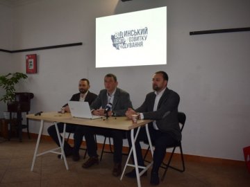 «Коли десь лежить сміття під парканом – винен президент», - голова громади на Волині