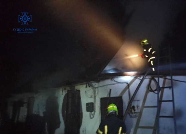 На Волині вночі горіли літня кухня та господарська споруда