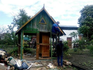 Луцькі муніципали знесли сараї на одній із вулиць