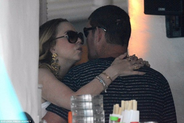 Мерая Кері забула одягнути білизну на відпочинок. ФОТО