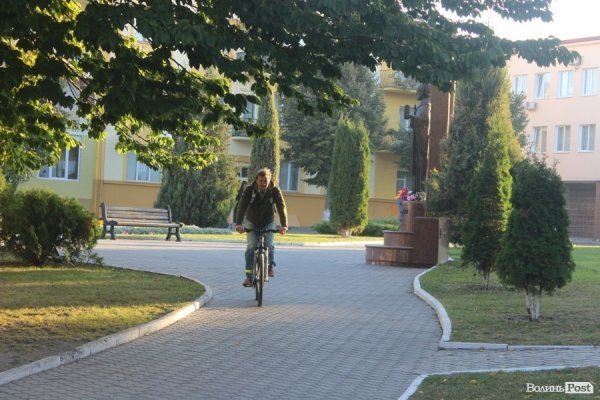 Луцьких чиновників привчали їздити на велосипеді. ФОТО
