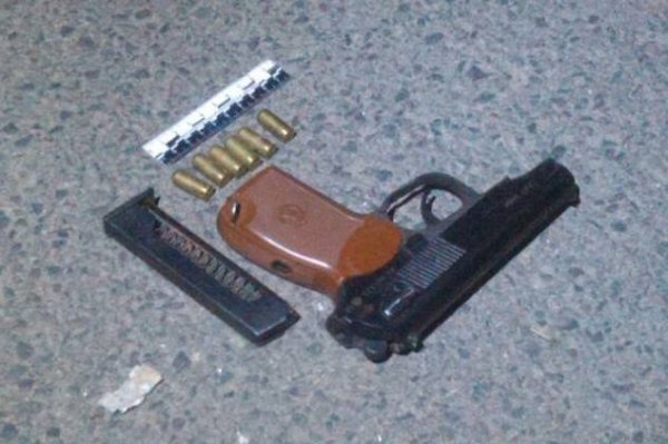 У Луцьку на дівчат напав чоловік зі зброєю. ФОТО