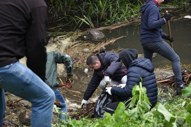 Через сміття не було протоку води: у Луцьку очистили русло Сапалаївки 