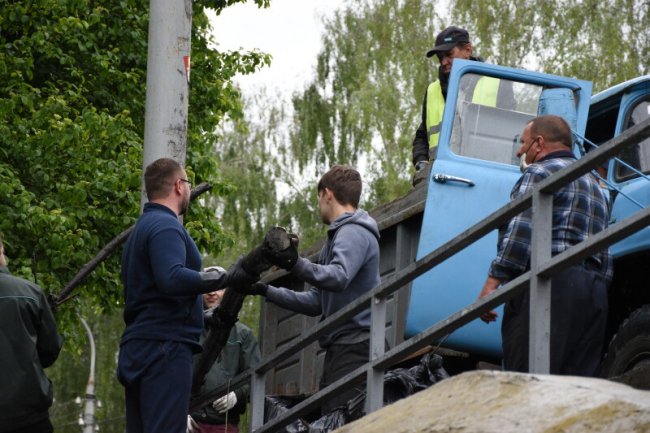 Через сміття не було протоку води: у Луцьку очистили русло Сапалаївки 
